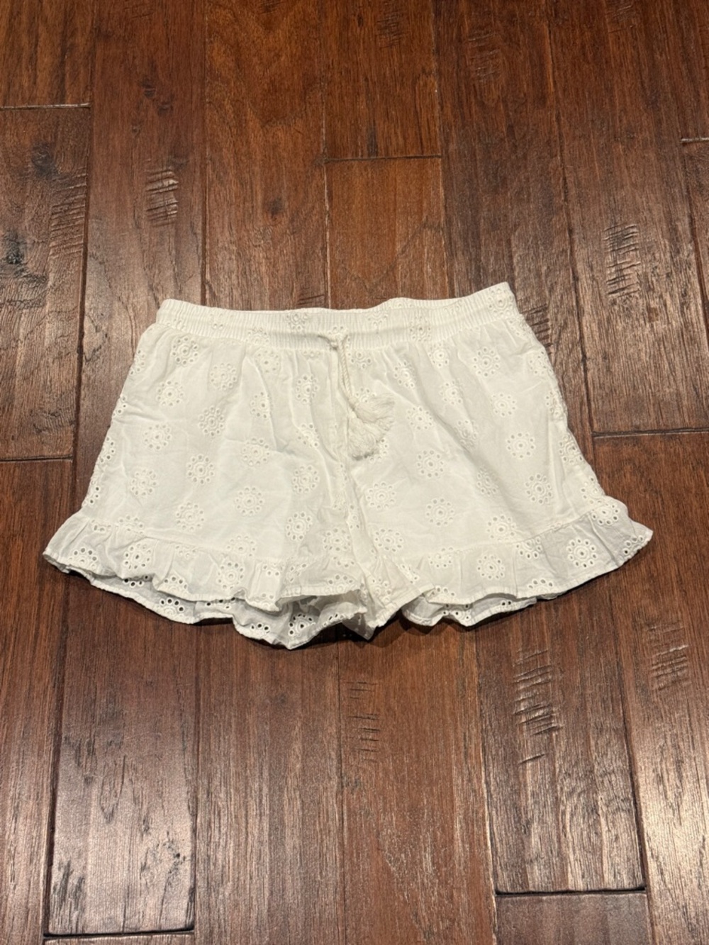 Never Worn! Medium URBAN Romantics White Eyelet Ruffle Shorts Lightweight - Picture 3 of 6